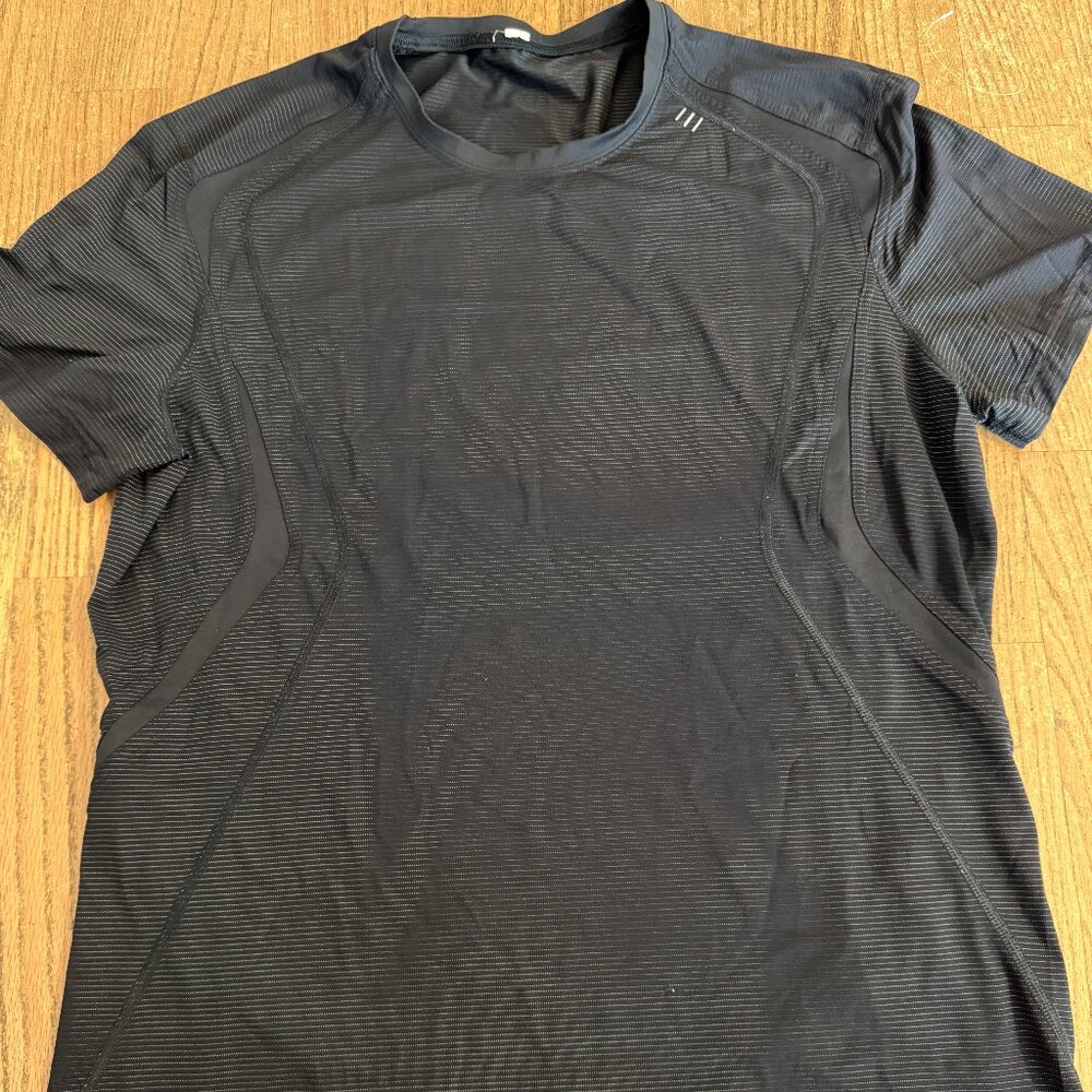 MENS LULULEMON BLACK SHORT SLEEVE TOP SHIRT M?